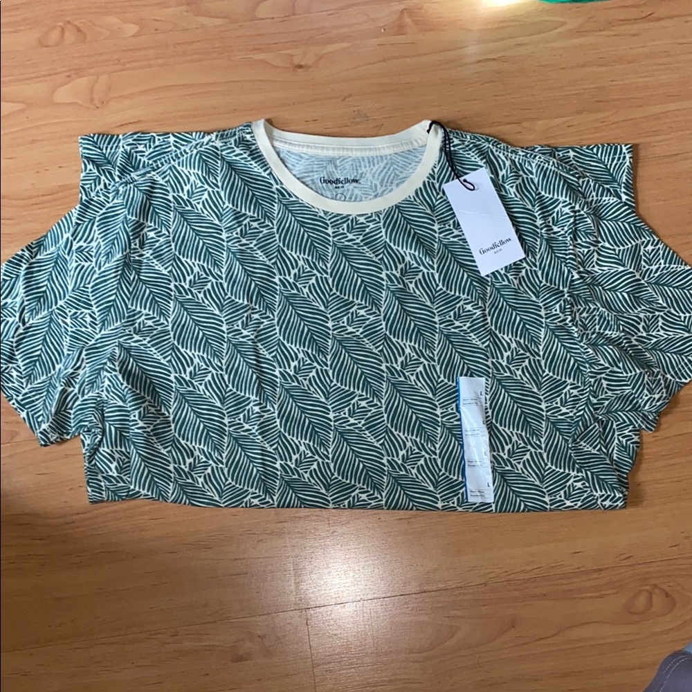 NEW Green Leaf Print Men’s Tee Shirt. NWT.